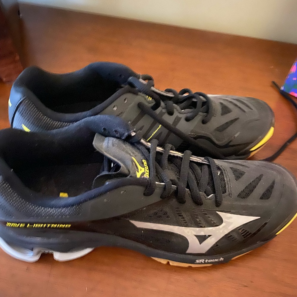 New Mizuno Volleyball Shoes Size 8.5